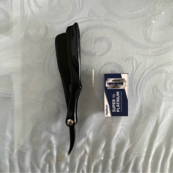 Black Straight Shaving Barber Razor with Blades - Picture 2 of 3